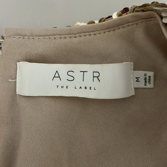 ASTR the Label Sequins Mini Dress Gold Size Medium Lined Long Sleeve Cocktail - Picture 10 of 12